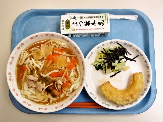 豚汁うどん、かぼちゃ天ぷら、白菜の磯和え、牛乳