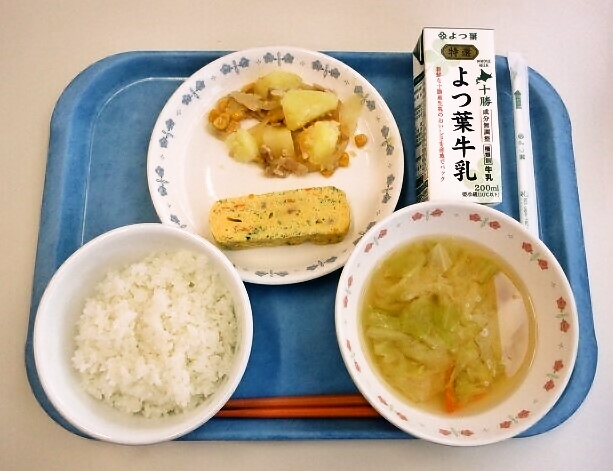 ごはん、みそ汁(キャベツ・人参)、五目卵焼き、じゃがいもとコーンの炒め物 ※士幌高校産、牛乳