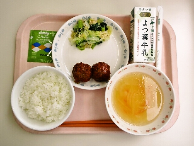 ごはん/昆布とお抹茶ふりかけ、野菜スープ、ケチャップあん肉団子、からし和え、牛乳