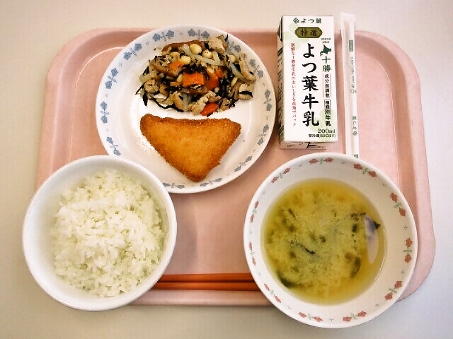 ごはん、みそ汁(玉ねぎ・わかめ)、チーズはんぺんフライ、大豆の磯煮、牛乳