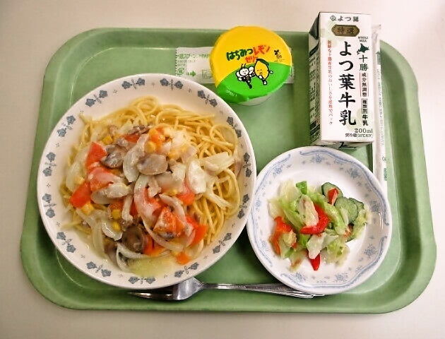 クリームスパゲッティ、フレンチサラダ、はちみつレモンゼリー、牛乳