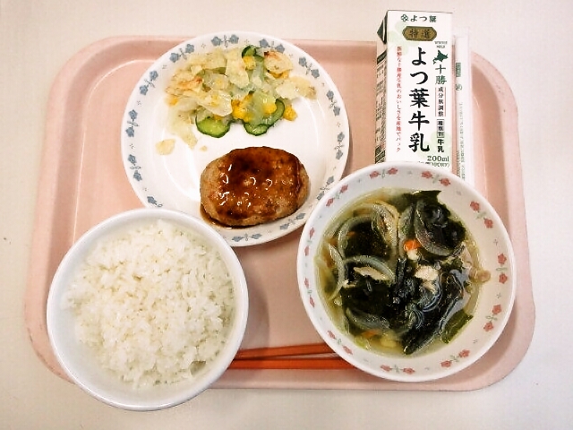 ごはん、わかめスープ、ハンバーグ、チップスサラダ/ふるさと給食、牛乳