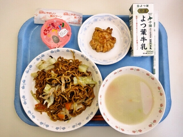 焼きそば、パイタンスープ、たこでたこ焼き、黒ごまプリン、牛乳