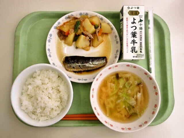 ごはん、みそ汁(きゃべつ・しめじ)、いわしの生姜煮、肉じゃが、牛乳