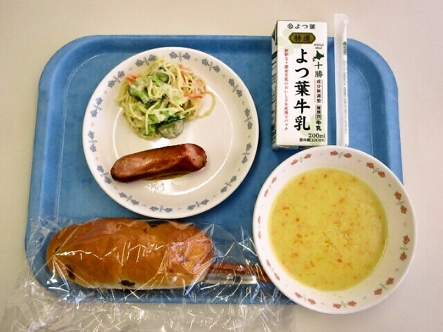 小豆パン、コーンポタージュ、フランクフルトソーセージ ※士幌高校、ツナスパサラダ 、乳