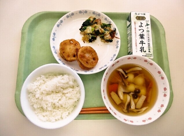 ごはん、白玉汁、蓮根の挟み揚げ、白菜の梅がつお和え、牛乳