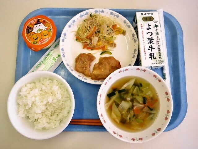 ごはん、きゃべつスープ、ミニチキン醤油、春雨サラダ、パンプキンババロア、牛乳