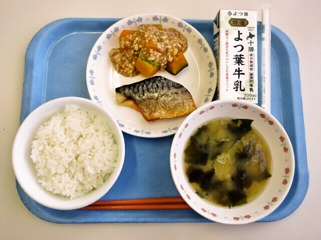 ごはん、みそ汁(白菜・わかめ)、さばの塩焼き、かぼちゃのそぼろあん、牛乳