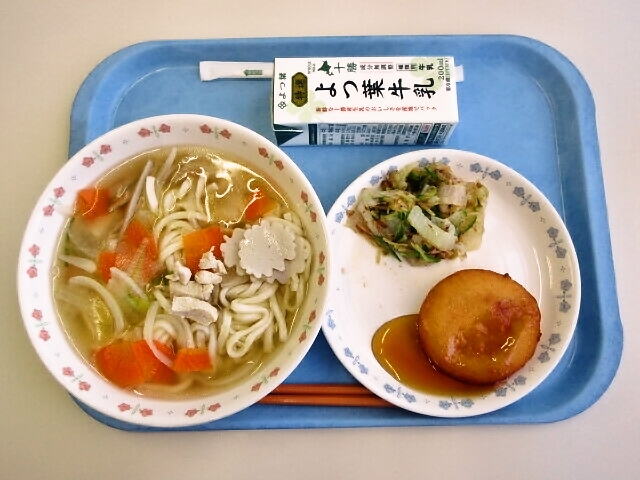 鶏だしうどん、いももち、白菜のなめたけ和え、牛乳