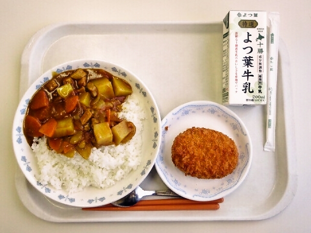 カレーライス、士幌の野菜コロッケ、牛乳