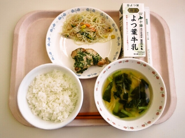ごはん、みそ汁(大根・小松菜)、鶏の香味焼き、春雨サラダ、牛乳
