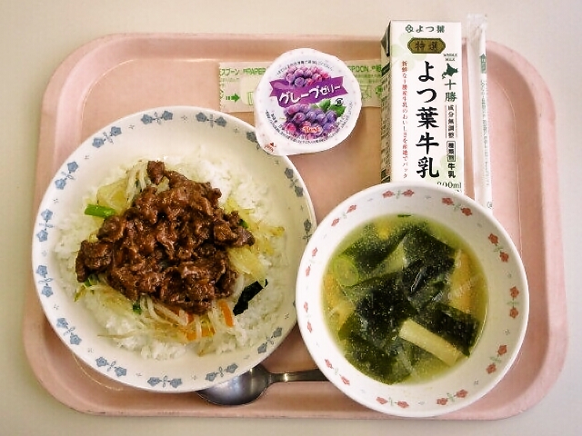 しほろ牛のビビンバライス、コーン中華スープ、ぶどうゼリー、牛乳