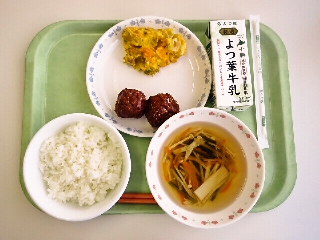 ごはん、さわに汁、みそだれ肉団子、かぼちゃサラダ、牛乳