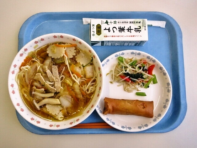 醬油ラーメン、春巻き、もやしのナムル、牛乳
