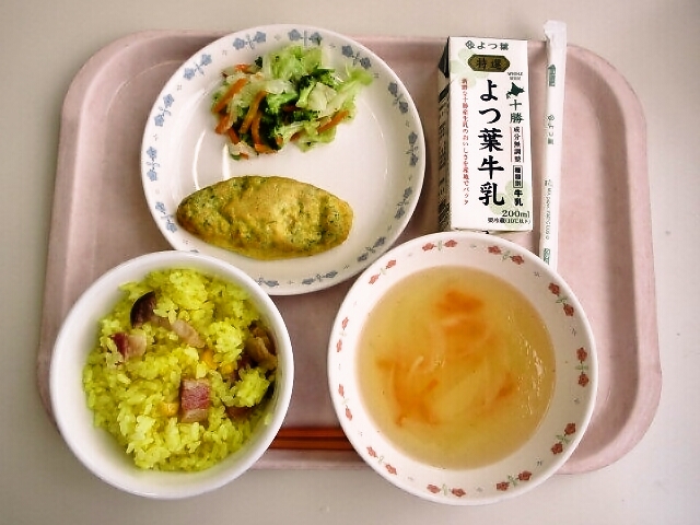ベーコンピラフ、野菜スープ、オムレツ、グリーンサラダ、牛乳