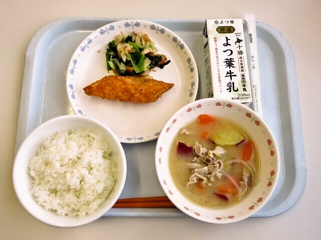 ごはん、さつまいも汁、タラのスパイス揚げ、キャベツの梅かつお和え、牛乳