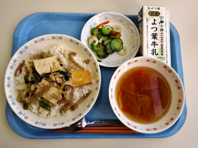 豚すき丼、すまし汁、きゅうりもみ、牛乳