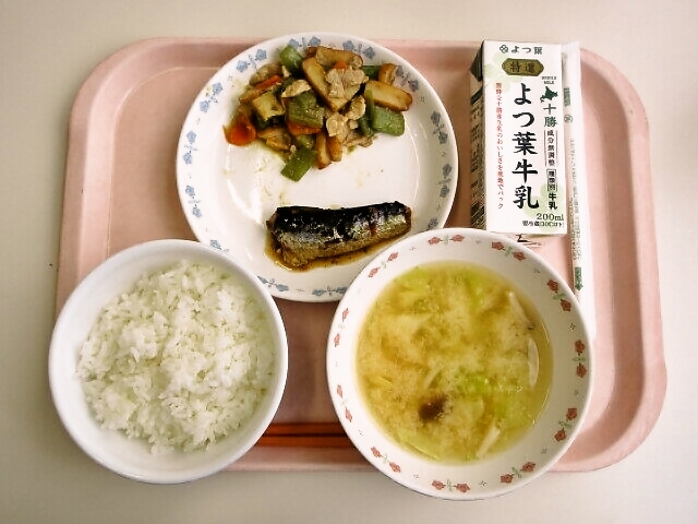 ごはん、みそ汁(きゃべつ・しめじ)、いわしの梅煮、ふきの五目煮、牛乳