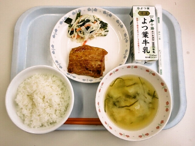 ごはん、みそ汁(いも・昆布)、豚肉の漬け焼き、大根の和風マヨ和え、牛乳