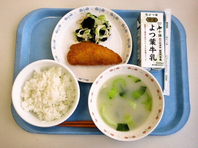 ごはん、チンゲン菜スープ、白身魚フライ、きゃべつとわかめの和え物、牛乳