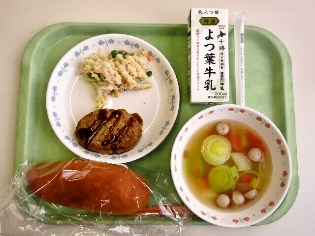 かぼちゃパン、リーキ入りポトフ、ハンバーグ、マカロニツナサラダ、牛乳