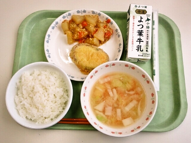 ごはん、みそ汁(白菜・人参)、さつまいも天ぷら、大根のカレーそぼろ煮、牛乳