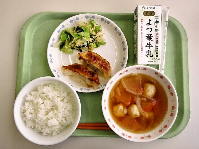 ごはん、鶏だんご汁、焼き餃子、からし和え、牛乳