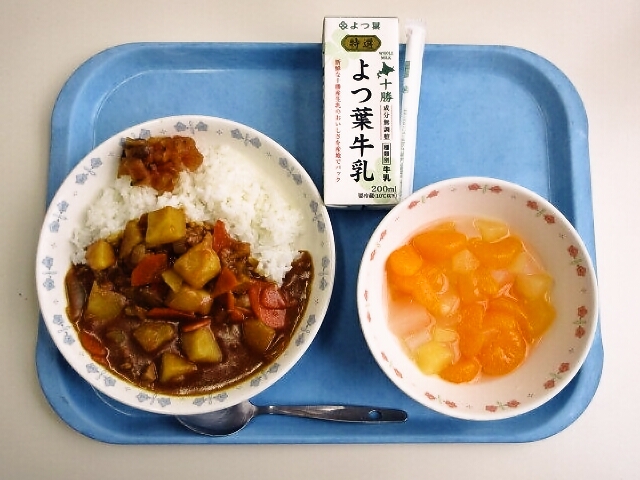 カレーライス ●福神漬け ●フルーツポンチ ●牛乳