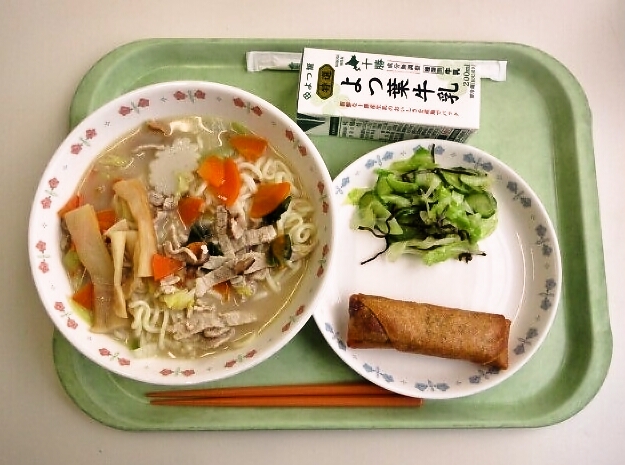 ちゃんぽん麵、春巻き、やみつきキャベツ、牛乳