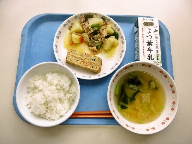 ごはん、みそ汁（きゃべつ・小松菜）、具だくさん卵焼き、塩肉じゃが、牛乳
