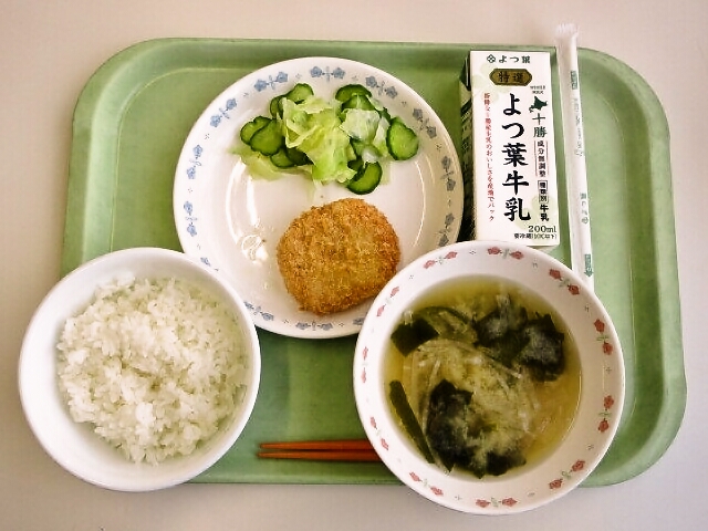 ごはん、みそ汁（大根・わかめ）、鮭メンチカツ、即席漬け、牛乳
