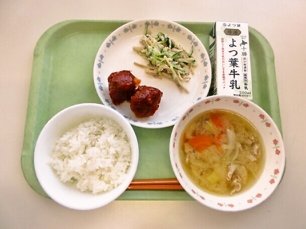 ごはん、さつまいも汁、ケチャップあん肉団子、ごぼうサラダ、牛乳