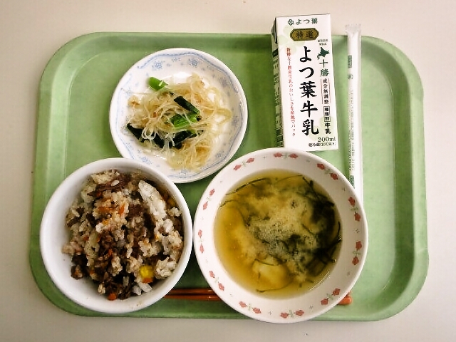 しほろ牛めし、みそ汁（じゃがいも・昆布）、大根と青菜のサラダ、牛乳