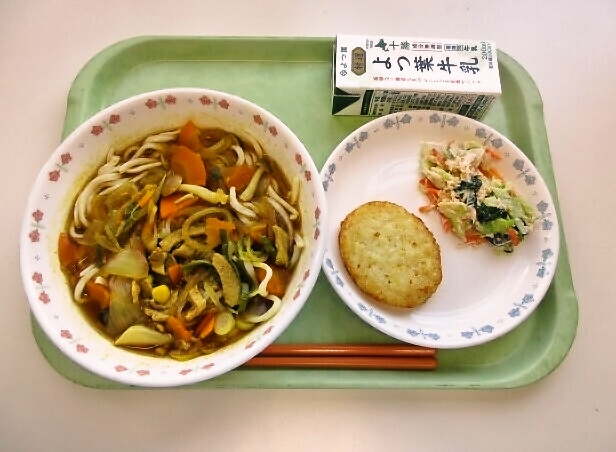 カレーうどん、ハッシュポテト、ささみのごまドレ和え、牛乳