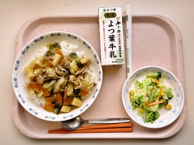 中華丼、コーンサラダ、牛乳