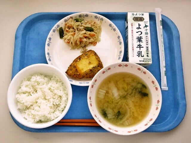 ごはん、みそ汁（白菜・小松菜）、チキンのオーブン焼き、切干大根のコンソメ煮、牛乳