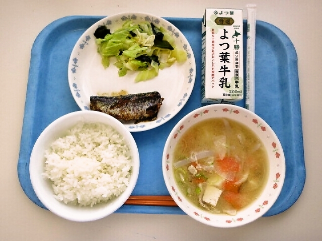 ごはん、豚汁、いわしの生姜煮、きゃべつとわかめの和え物、牛乳