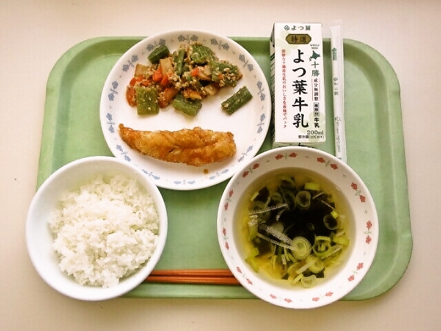 ごはん、わかたけ汁、ささみの黒酢風味、ふきのみそ炒め、牛乳