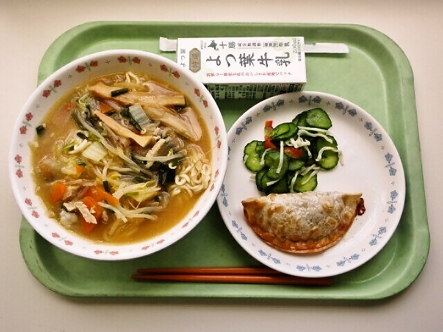 味噌ラーメン、ジャンボ餃子、きゅうりの中華漬け、牛乳