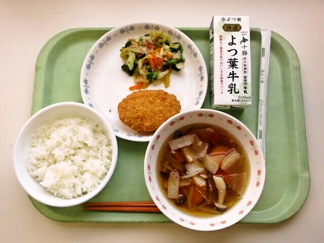 ごはん、かぼちゃ団子汁、カツオカツ、白菜のおかか和え、牛乳