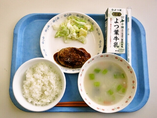 ごはん、チンゲン菜スープ、ハンバーグ、パイン入りコールスローサラダ、牛乳