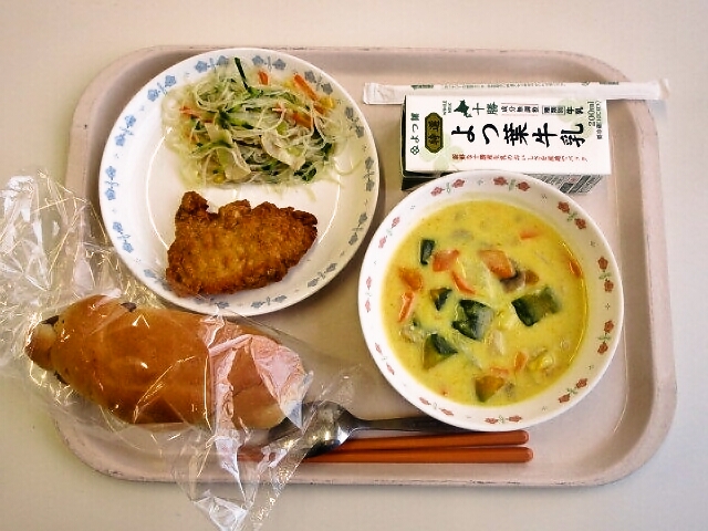 小豆パン、パンプキンシチュー、クリスピーチキン、春雨サラダ、牛乳