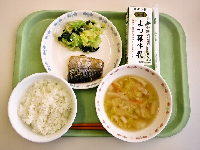 ごはん、みそ汁（白菜・人参）、さばのみぞれ煮、からし和え、牛乳