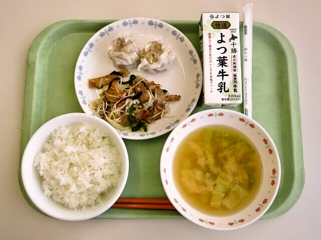 ごはん、みそ汁（きゃべつ・玉ねぎ）、焼売、ビーフン炒め、牛乳