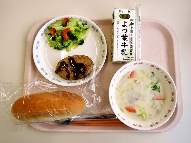 コッペパン、白菜のクリーム煮、ハンバーグ、グリーンサラダ、牛乳