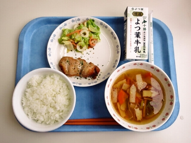 ごはん、けんちん汁、鶏の香味焼き、きゃべつのごまどれあえ、牛乳