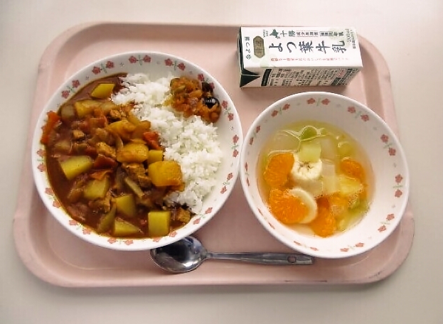 カレーライス、福神漬、フルーツ＆ダイスゼリー、牛乳