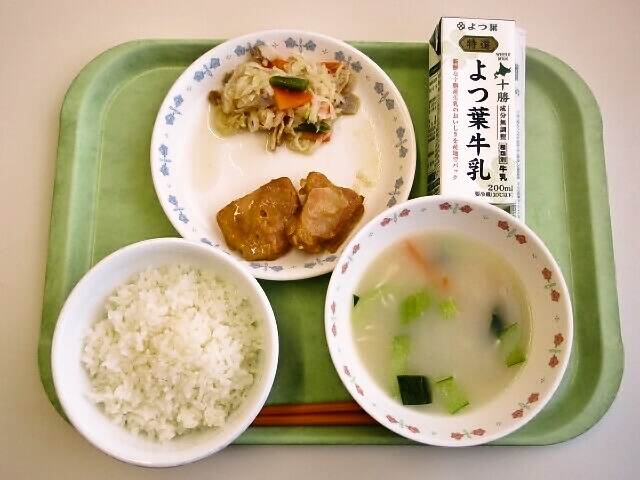 ごはん、チンゲン菜スープ、ミニチキン醤油、切り干し大根のコンソメ煮、牛乳