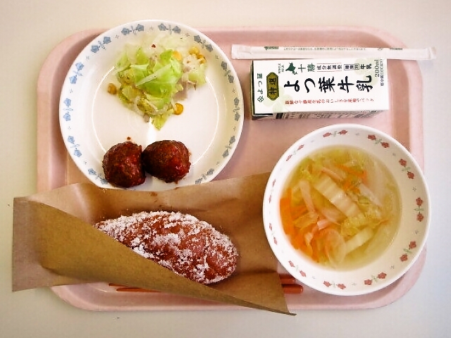 揚げパン、野菜スープ、ケチャップあん肉団子、大根サラダ、牛乳