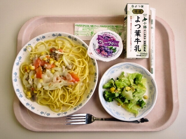 クリームスパゲッティ、ブロッコリーのツナ和え、ぶどうゼリー、牛乳